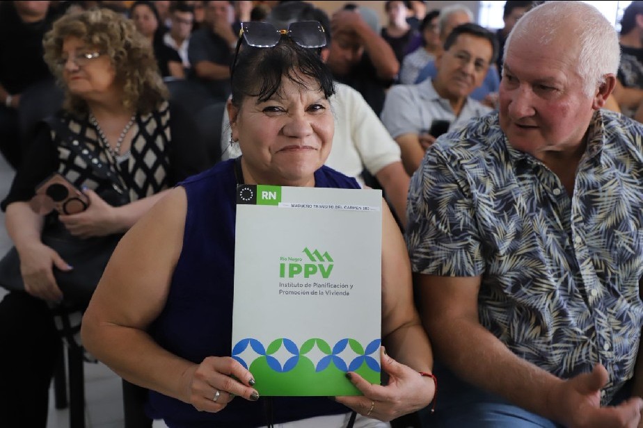 Junto a los roquenses: 82 familias se convirtieron en propietarias